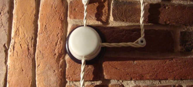 Как прокладывается электрическая проводка по кирпичной стене?