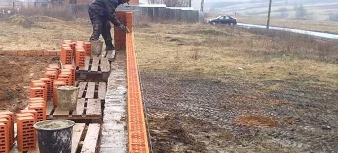 Кладка кирпича в дождь