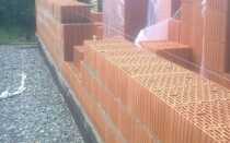 Толщина кирпичной стены в жилых домах – нормы для строительства