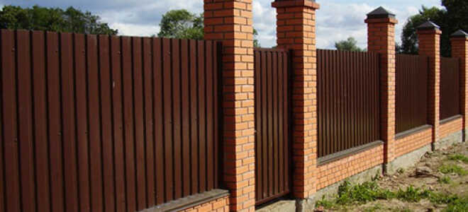 Технология строительства забора из кирпича и профнастила