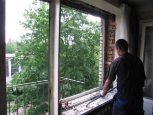 Демонтаж старого окна