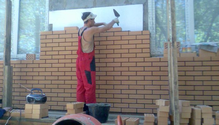 класть кирпич